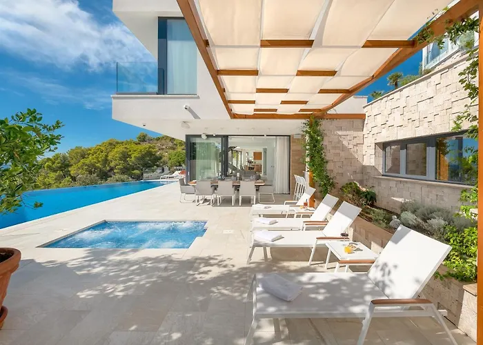 Anabel Villa *